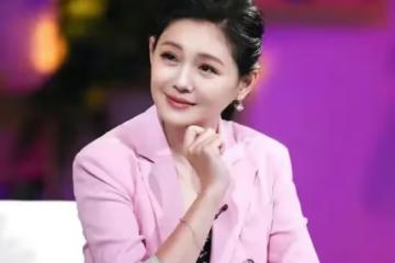 具俊曄直奔大S家,小姨子尬舞歡迎新姐夫,網友:這房子也太破了!一家子戲精!