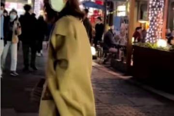 江疏影在街頭閒逛,大搖大擺無人認出,買一份冰淇淋三人吃太節省