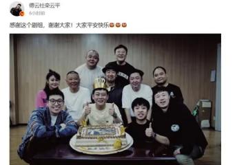 張國立與德雲社眾弟子聚會！嘻嘻哈哈氣氛熱，郭德綱挨著女演員坐