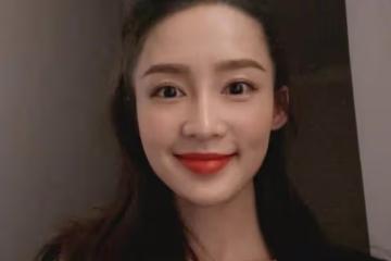 31歲李沁近況曝光，曬出春日雪景自拍，長發飄飄超有氣質