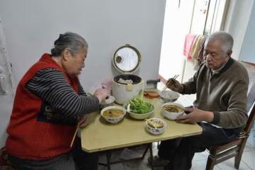自帶工資給女兒女婿帶孩子十三年,外孫上初中後,倆老人老淚縱橫