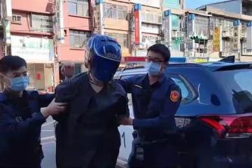 知名紙雕師持刀殺害店員後,被曝作品多為抄襲,曾與炎亞綸合作