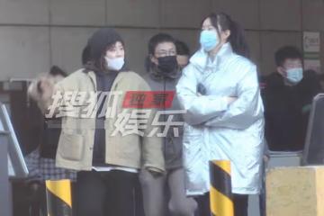 好事將近？馬思純帶媽媽看房，打扮低調身材臃腫，助理攙扶下樓梯