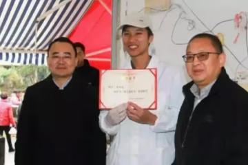老人吃「霸王餐」9年，意外去世後，店家看著「假幣」哭了