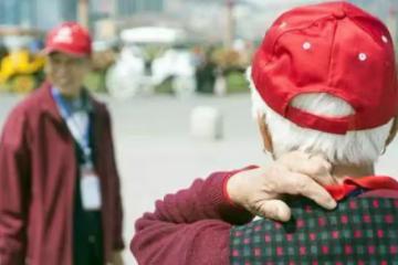 「我媽都離了,你裝死也沒人管」老人病重住院那天,被親孫子懟哭