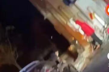 徐州知名網紅疑酒駕出車禍！躺救護擔架上大喊大叫，現場一片狼藉
