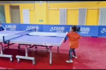 王楠5歲女兒打桌球,11:3力壓高自己半頭對手,氣場同母如出一轍