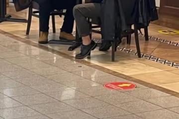老戲骨高雄國外小店被偶遇，75歲頭髮濃密惹人羨，已全家移民國外