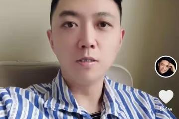 主持人李鑫遇事故骨折入院，穿病號服臉色蒼白，當場訴苦掩面哭