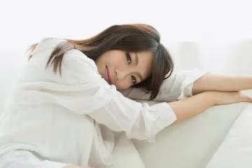 出了一趟差回來之後，老公與閨蜜互撕開了，我該信任誰