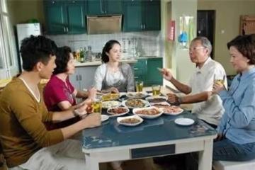 偏心大兒子,老人生病讓小兒子賣房治病,他說這番話,老人淚目