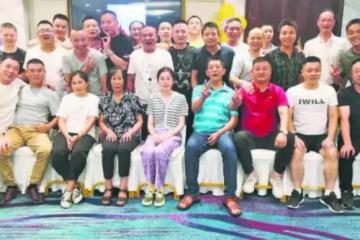 18年前，那個被35位武警「爸爸」養大的女孩，後來怎麼樣了？