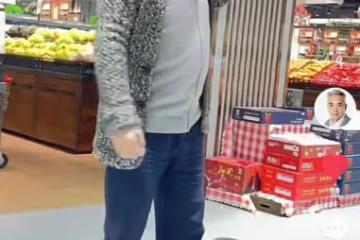 62歲老戲骨小區解封忙搶購!單手扛一整箱泡麵,滿頭白髮步伐匆匆