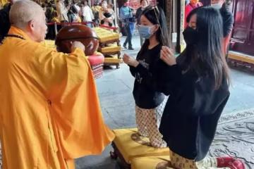 才被罵是小三！30歲女星「上山虔誠拜佛」香爐寫心願　跪地祈禱網愣了：「這間廟求子最靈」