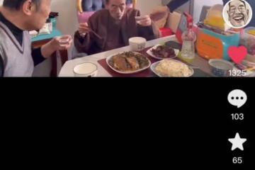 90歲楊少華雙手顫巍仍拼酒肉!三代罕見同堂,長孫孝順外形高大