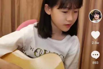 13歲貝兒自彈自唱秀才藝,五官精緻像極陸毅,穿奢侈品T恤氣質佳