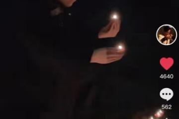 李玉剛深夜獨自去河邊!放數盞祈願燈神情落寞,雙手合十久不離去