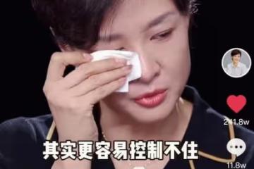 央視主持人李小萌罕見失態！崩潰痛哭聲音哽咽，戴鑽石項鍊變化大