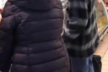 鍾嘉欣菜市場買菜被網民野生捕獲,打扮接地氣,與同行友人熱聊