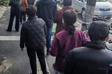 孟非被拉去街邊做核酸，當上小隊長四處拍照，發文炫耀難掩自豪