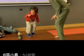 陳小春曬倆娃熱舞!小兒子長發扎小辮似女孩,父子三人如複製粘貼