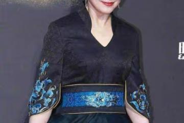 55歲周海媚臃腫近照曝光，身穿旗袍搭配黑絲襪，小腹贅肉明顯