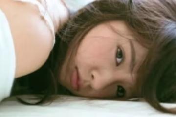 我和大我18歲女人喝酒,酒醉,她躺在我懷裡時她老公回來了