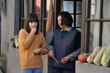 老漢想去兒女家住兩天,妻子提前通知,兩個電話打完,心也涼了