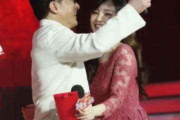 成龍真有魅力,出席洗頭髮活動把李小璐迷得神魂顛倒,嬌羞連連!