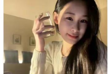 趙文卓曬14歲女兒美照!清純美艷氣質出挑,獨居海外學費高達87萬