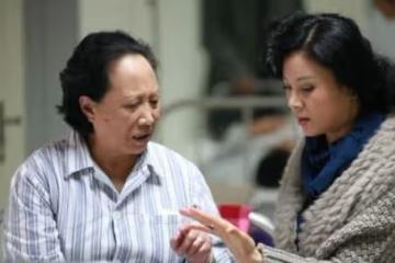 老丈人過壽我包了五百塊,他卻回了一張卡,查看金額後我臊得慌