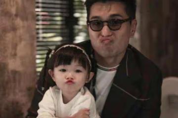 TVB視帝為3歲女兒慶生,一家三口親子裝亮相,小豬比麻花辮搶鏡