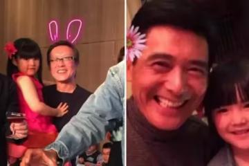 李湘曬女兒舊照,被名導抱著旁邊是周潤發,如今王詩齡變成大美女