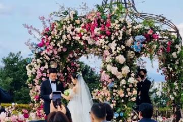 玄彬孫藝珍婚禮現場畫面曝光,女方激動流淚,兩人交換戒指超溫馨