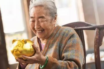 老人該不該把存款交給子女?這位老人的做法聰明又有效