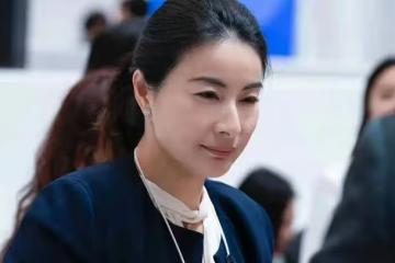 郭晶晶米蘭街頭原地騰空一字馬，網友盛讚：奧運冠軍風采依舊！