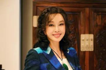 劉曉慶元宵近照曝光，72歲「裝嫩」引熱議，網友：心態不服老！