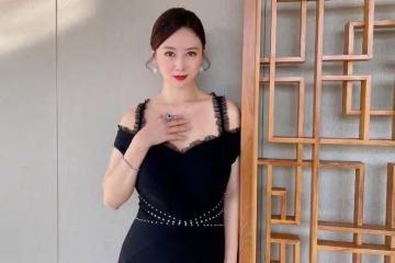 55歲翁虹曬全家福驚艷網友,一家三口都是高顏值,老公年輕如小伙