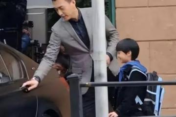 46歲靳東休假接兒子放學被圍觀,8歲兒子顏值超凡比他還帥