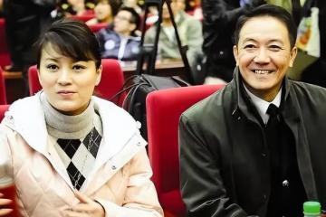 「李雲龍」的三婚妻子是熟悉的她?打扮低調難掩貴氣感,有旺夫相