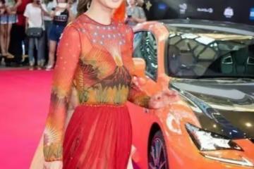 47歲佘詩曼當「車模」真保守!穿長裙就露一雙手,但氣質不輸超模