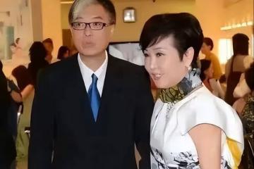 謝霆鋒媽媽攜現任老公露面看不出72歲,穿印花裙優雅年輕
