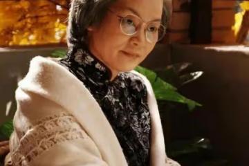 被潘虹的老年狀態驚艷:69歲的她頭髮花白,穿衣極簡卻高級有氣質