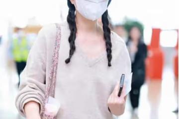 殷桃又帶火了「佛系」穿搭：開衫+小黑褲+帆布袋，時髦減齡又洋氣