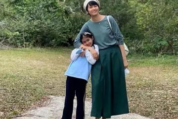 46歲梁詠琪街頭被偶遇!穿黑連衣裙又黑又壯太嚴肅,比路人高一頭
