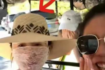 41歲霍思燕要放飛呀!穿抹胸泳裝天鵝跳白的反光,胸口的痣太性感