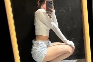 賈靜雯會不會上火？大女兒穿漁網襪自拍險走光，打底外穿身材豐腴