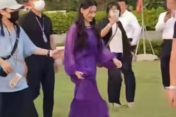 42歲張柏芝現身集體婚禮！新郎們拿手機狂拍看呆了，生圖滿臉油光