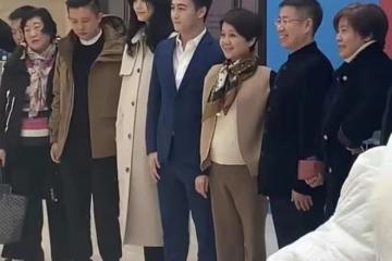 奚夢瑤罕帶父母現身！同框四太身高驚人，四太抱孫女站C位變矮人
