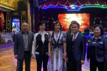 劉曉慶70大壽真氣派！與富商丈夫共舞超甜蜜，臉卻又僵又腫沒眼看